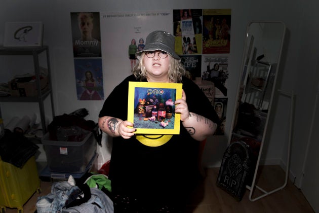 Esty posando con el vinilo de