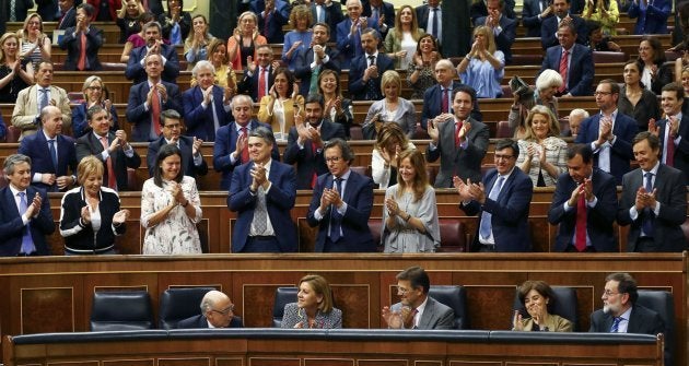 Los diputados del PP aplauden a Cristóbal Montoro tras la aprobación de los Presupuestos de 2018.