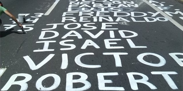 Pintada de calle con los nombres de los jóvenes fallecidos en las recientes protestas en Venezuela