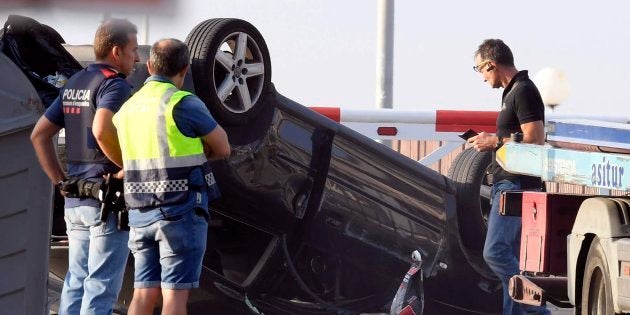 Policías junto al Audi A3 con el que cinco terroristas irrumpieron en Cambrils.