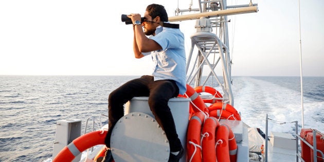 Un miembro de la Guardia Costera libia trata de divisar embarcaciones de migrantes en el Mediterráneo, el pasado 9 de agosto.