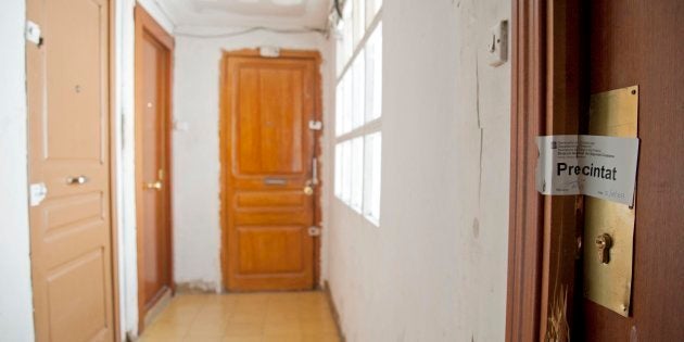 Dos de las puertas de domicilios precintadas en el barrio del Raval de Sant Pere, en el municipio gerundense de Ripoll, en las que vivía el núcleo de la célula que atentó en Barcelona y Cambrils.