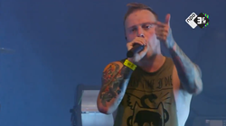 Un cantante para su concierto para denunciar un caso de acoso sexual en el