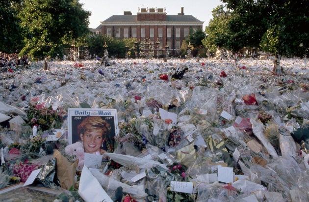 Homenajes a Diana de Gales a las puertas de su casa en Londres. (Photo by Liba Taylor/CORBIS/Corbis via Getty Images)