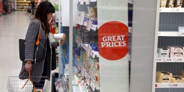 Una mujer hace la compra en un supermercado de Londres, en una imagen de archivo del pasado