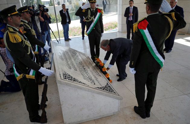 Antonio Guterres deposita una corona de flores ante la tumba de Yasser Arafat, el 'rais' palestino, esta...