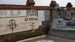 Pintan con símbolos nazis y antisemitas las tumbas de las Brigadas Internacionales del cementario de