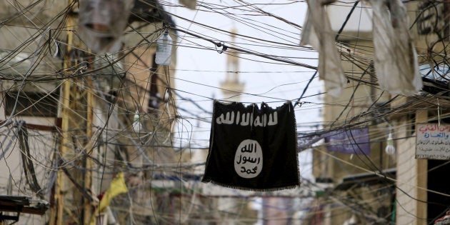 Una bandera del ISIS ondea entre alambres y cables de la luz en el campo de refugiados de Ain al-Hilweh, cerca de Sidon, una imagen de archivo tomada en enero de 2016.