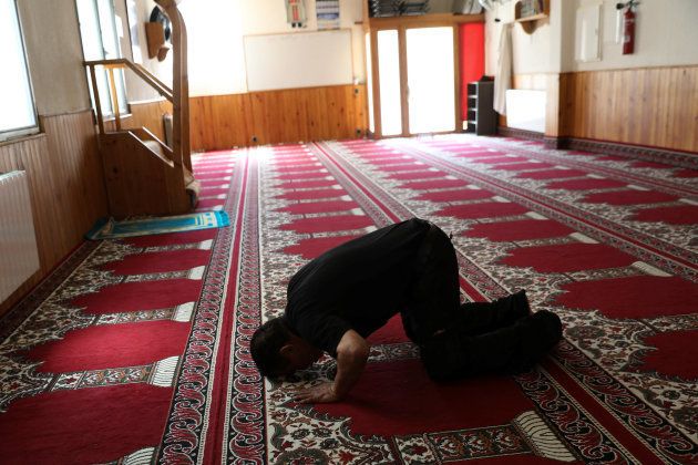 Un hombre reza en la mezquita de Ripoll en la que fue imán Abdelbaki Es Satty, cerebro de los atentados de Cataluña.