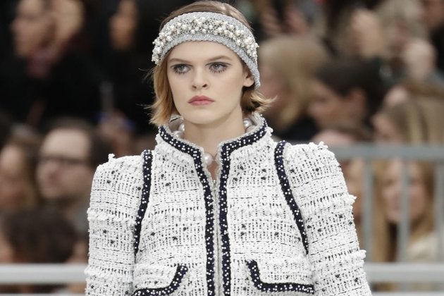 La modelo Cara Taylor, en el desfile de Chanel de marzo de 2017 en París.