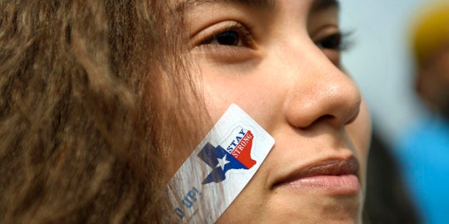 Andrea Balverde, de 15 años, se manifiesta en el Campus de Auraria, Denver (Colorado, EE UU) en contra de la derogación del plan DACA.