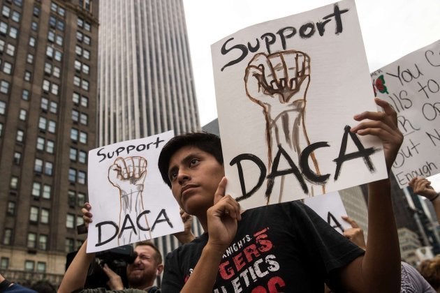 Activistas en favor de la inmigración marchan en Nueva York en apoyo al programa DACA este martes.