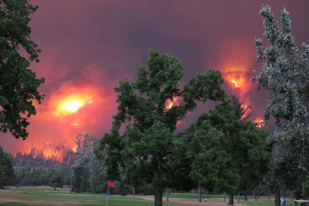 Imágenes del incendio desde el campo de golf Beacon Rock Golf Course en North Bonneville, Washington.