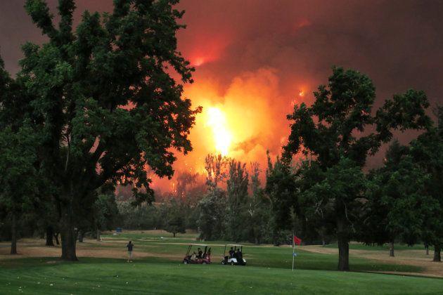 Carritos del golf durante el incendio.