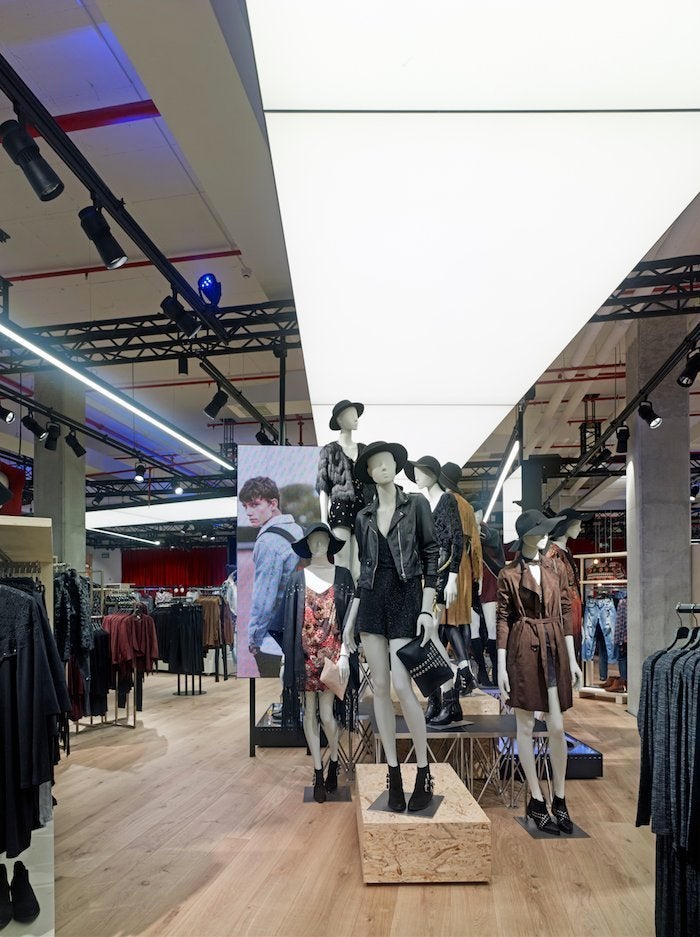 Por qué nos dan ganas de entrar en una u otra tienda? El neuromárketing  aplicado a Bershka | El HuffPost Tendencias