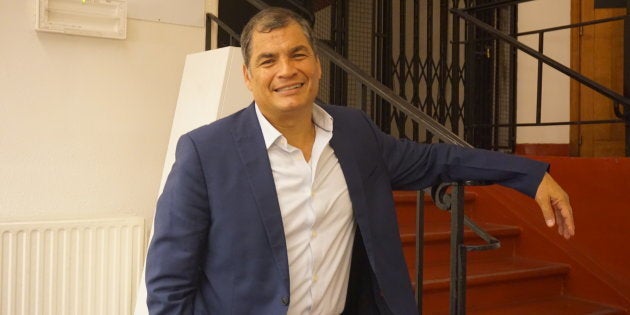 Resultado de imagen para rafael correa escribiendo