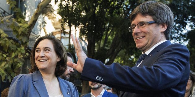 El presidente de la Generalitat, Carles Puigdemont, junto a la alcaldesa de Barcelona, Ada Colau.