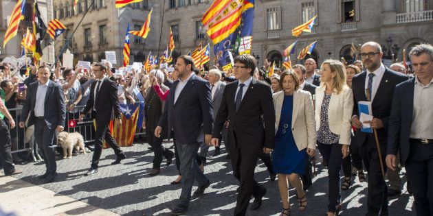 Concentración de alcaldes en la plaza Sant Jaume de Barcelona.