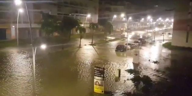 Vídeo del Twitter de Yves Thole que muestra una calle inundada de Pointe-a-Pitre tras el paso del huracán María por la isla francesa de Guadeloupe.