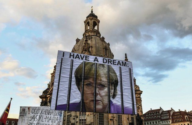 Vista de un cartel con la la líder de la Unión Cristianodemócrata (CDU), y canciller alemana, Angela Merkel encarcelada y con las inscripción 'I have a dream' (Tengo un sueño) durante una manifestación del movimiento islamófobo Pegida y de Alternativa para Alemania.