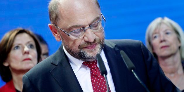 El líder del SPD alemán, Martin Schulz (C), comparece este domingo.