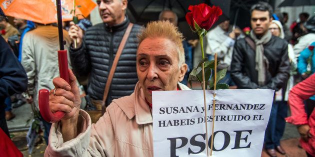 Militantes a la salida de Ferraz pidiendo que el PSOE mantuviera el voto contrario a la investidura de Rajoy