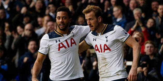 Harry Kane y Mousa Dembele celebran un gol frente al Everton.