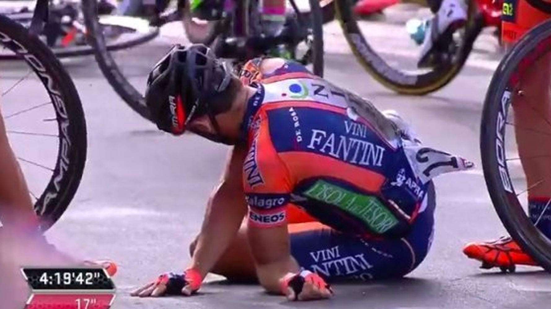 La espeluznante lesión de Daniele Colli tras caerse en la sexta etapa