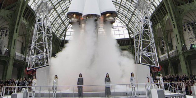 Gran cantidad de Fanático Crónica Chanel saca un cohete en su desfile de París | El HuffPost Tendencias