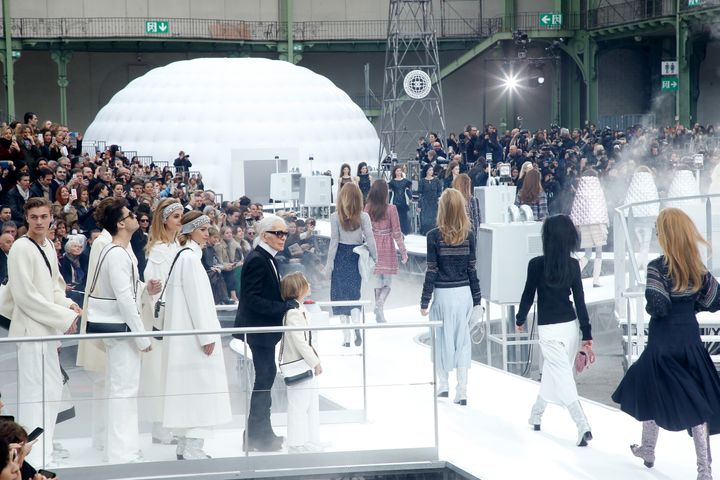 Gran cantidad de Fanático Crónica Chanel saca un cohete en su desfile de París | El HuffPost Tendencias