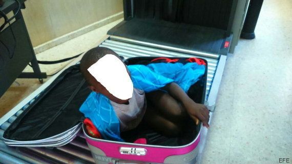 El Gobierno apoya que 'el niño de la maleta' se reúna con su madre 