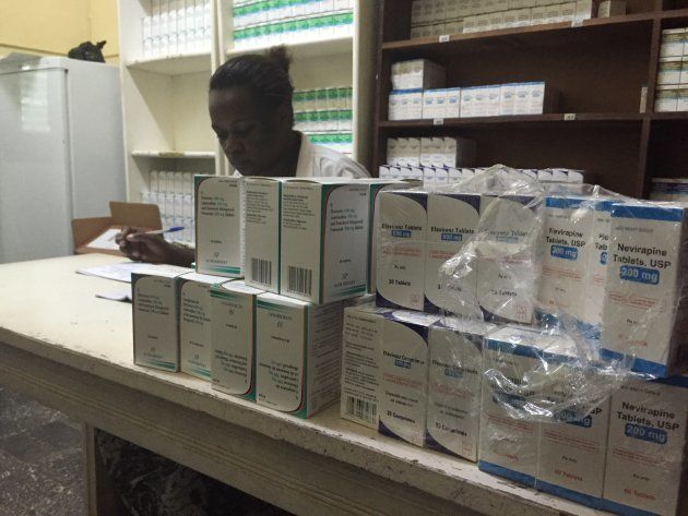 Suministro de medicamentos antirretrovirales en Malabo, capital de Guinea Ecuatorial.