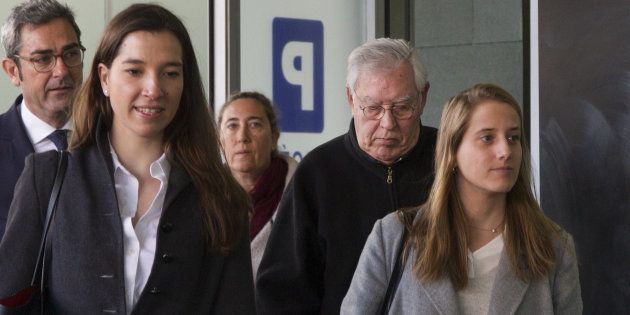 El exdirector administrativo del Palau, Jordi Montull y su hija Gemma (ambos en el centro de la imagen), llegando con sus abogados a la vista por el caso Palau.