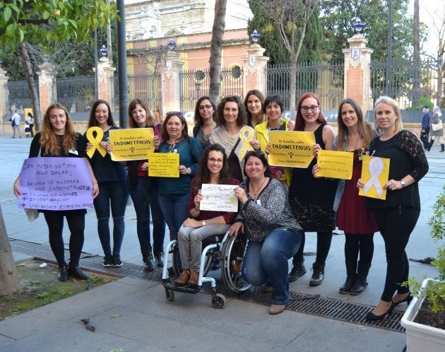 'Endoguerreras' de Sevilla, reunidas para preparar su concentración del 25 de marzo. A ellas pertenecen las mujeres que han compartido su historia con nosotros.