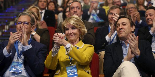 Aguirre llora en el congreso en el que da el relevo a