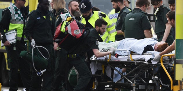 Servicios de emergencia a las afueras del Parlamento británico