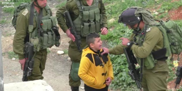 Sufian Abu Hitah, palestino de ocho años, llora ante los soldados