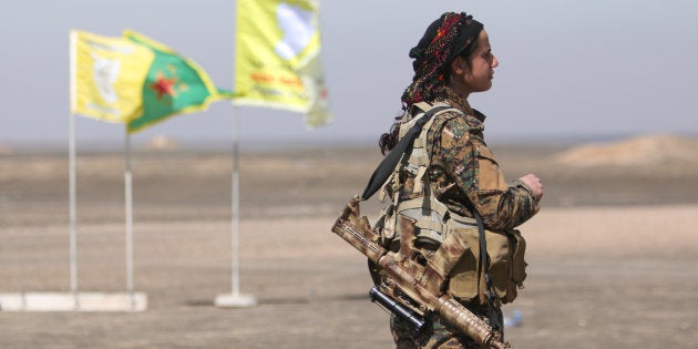 Una miliciana del Fuerzas de Siria Democrática (FSD), en la zona este de Raqqa, arrebatada ahora al ISIS.