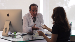 Este cirujano español ha creado una ONG para hacer mastectomías a mujeres sin