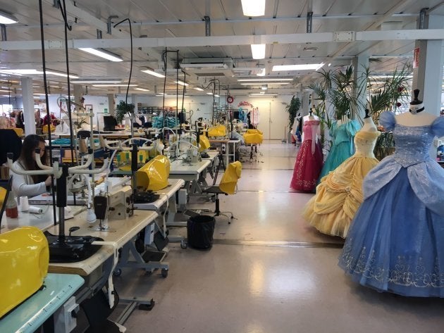 Los vestidos de Bella y Cenicienta en el taller de costura de Disneyland Paris.