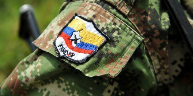 Insignia de las FARC en el uniforme de una guerrillera, en una imagen de