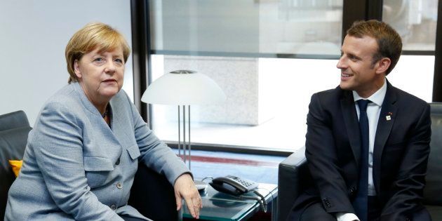 La canciller alemana, Angela Merkel (i), y el presidente francés, Emmanuel Macron (d), este