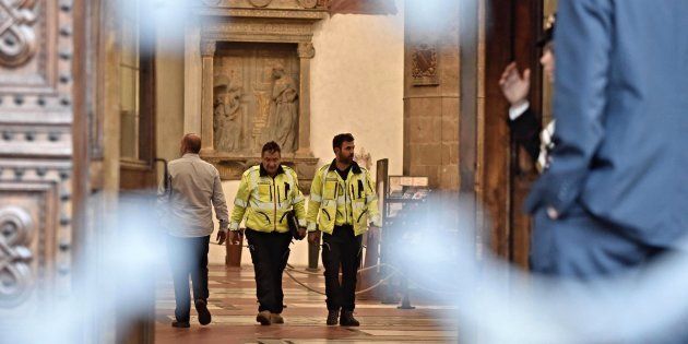 Efectivos sanitarios permanecen en el interior de la basílica de Santa Croce, tras el accidente en el que ha muerto un turista español.