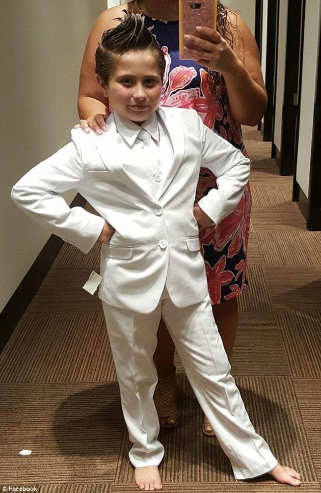 Prohíben a una niña hacer la comunión con un traje chaqueta blanco | El  HuffPost Virales