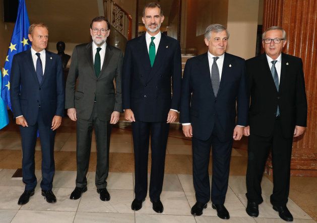 El Rey Felipe VI posa junto al presidente del Gobierno, Mariano Rajoy, el presidente del Consejo Europeo,...