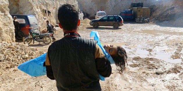 Un fotógrafo traslada a una niña afectada por el supuesto ataque con armas químicas en Jan Sheijun, Siria, el pasado lunes.