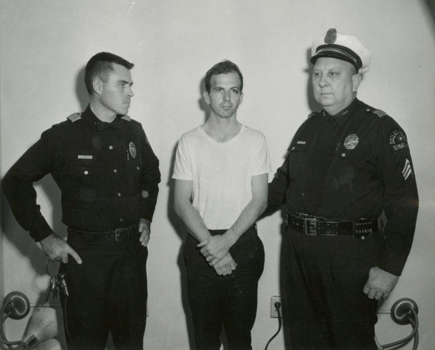 Imagen de archivo del detenido Oswald por el asesinato de Kennedy