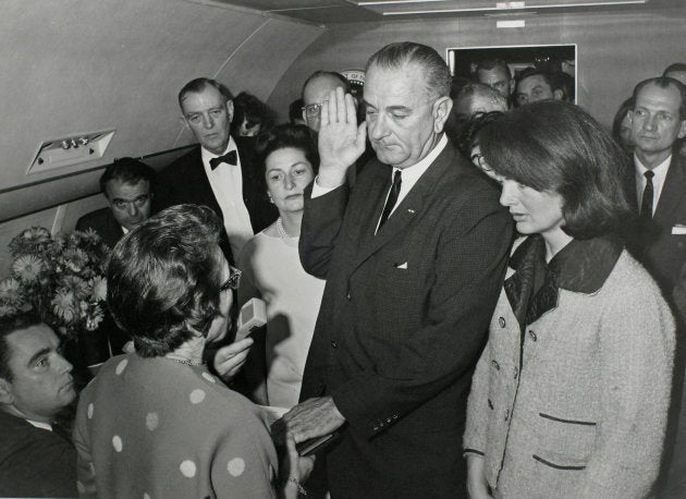 El vicepresidente Johnson jura el cargo de presidente junto a Jackie Kennedy