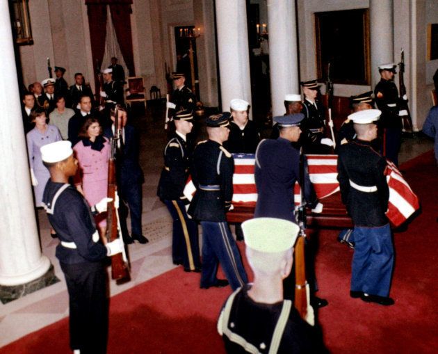Jackie Kennedy camina detrás del féretro de su marido en la Casa Blanca