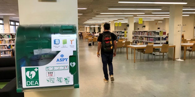 Desfibrilador en la entrada de la biblioteca de la escuela de la Universitat Politècnica de Catalunya en Vilanova i la Geltrú.